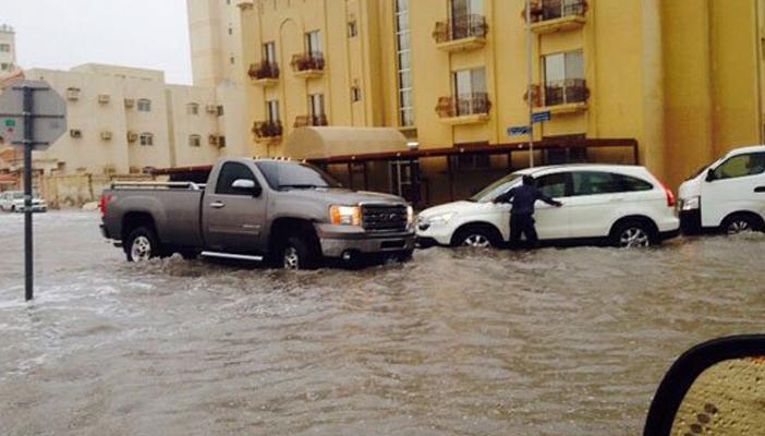 أمطار غزيرة تغمر شوارع العاصمة القطرية