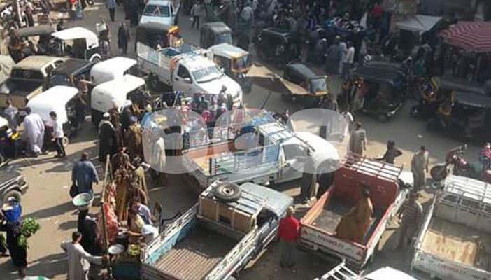 بالصور.. الفوضى سمة ميدان “سينما القوصية” تحت حراسة شرطة أسيوط