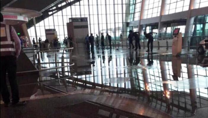 بالفيديو.. مطار حمد يعتذر للمسافرين بعد تسرب الأمطار داخله