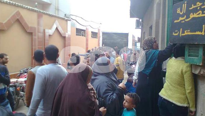 بالفيديو.. فوضى ومشاجرات أمام قسم الخانكة في القليوبية