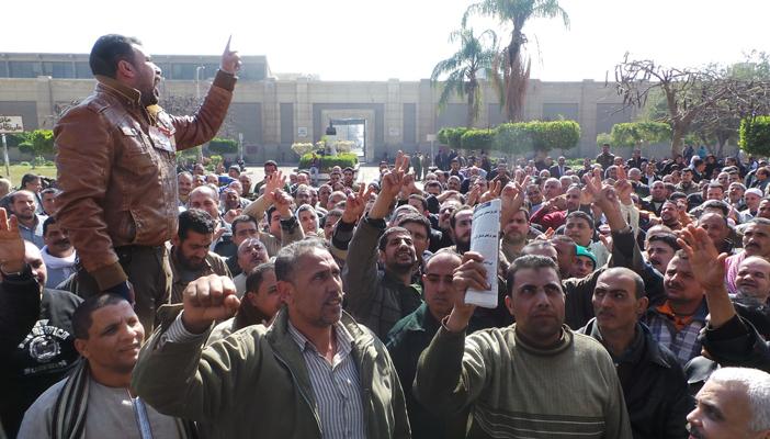 صناعة الغزل والنسيج في مهب الريح.. واقتصادي لـ”رصد”: العمال يعانون