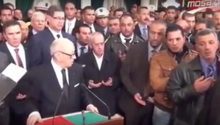 بالفيديو.. الحارس الشخصي للرئيس التونسي يوجهه لرفع يديه أثناء الدعاء