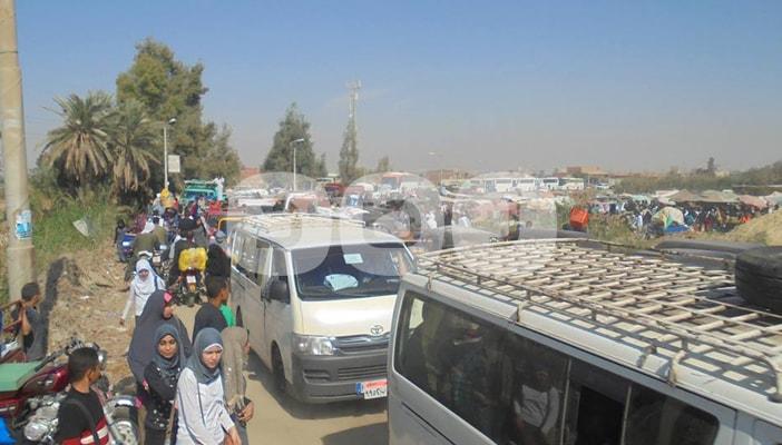 شلل مروري بطريق إبشواي السياحي.. والسائقون: حالنا وقف