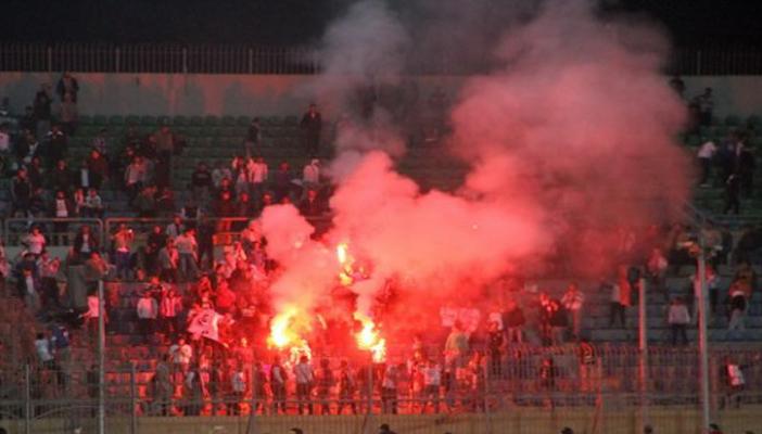 اشتباكات بـ”الشماريخ” بين جماهير الأهلي والزمالك في قمة دوري اليد
