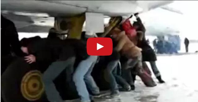 فيديو| ركاب طائرة يدفعونها مثل السيارة لأنها معطلة