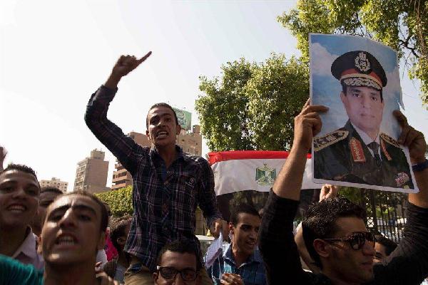 بالفيديو..مظاهرة لتأييد قانون منع التظاهر !