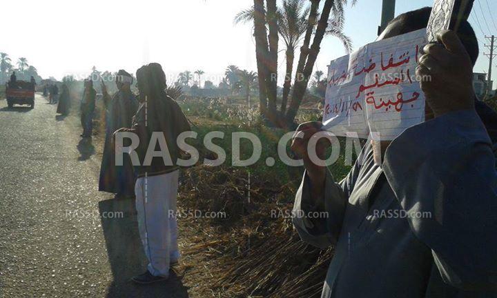 لافتات “انتفاضة الشباب المسلم” في وقفة أهالي “جهينة”