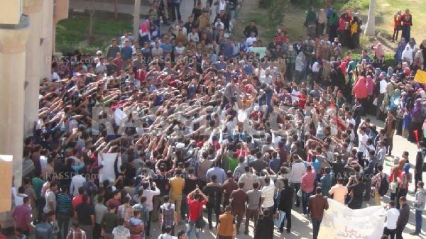 تظاهرات لطلاب الفيوم احتجاجاً على دخول المدرعات للجامعة