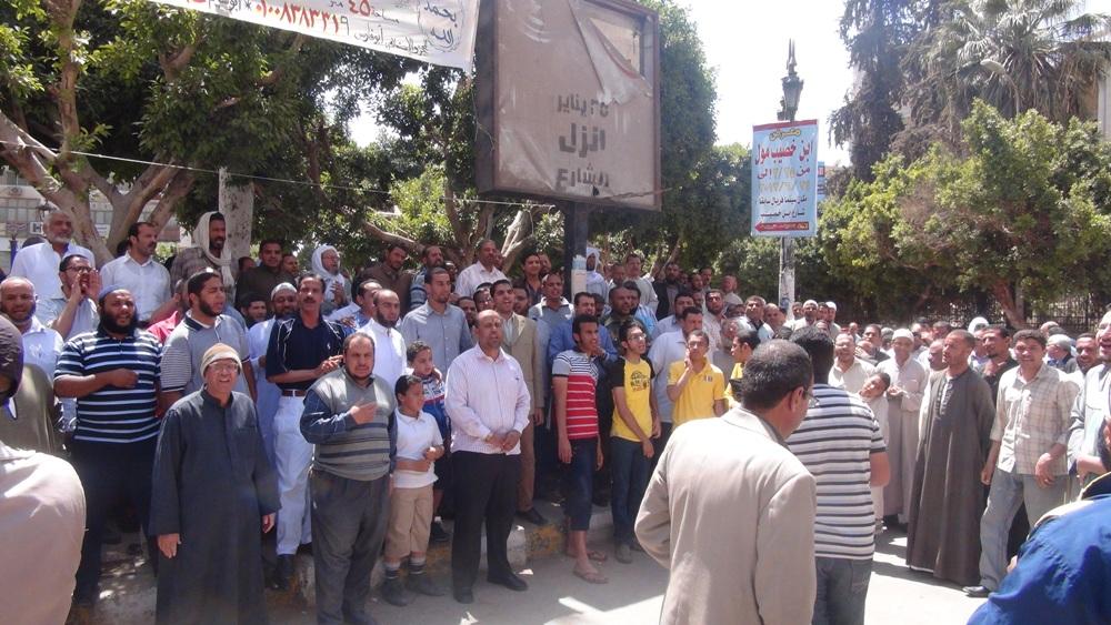 الأهالي يحاصرون مركز شرطة الحامول بعد اعتداء وكيل نيابة على مواطن