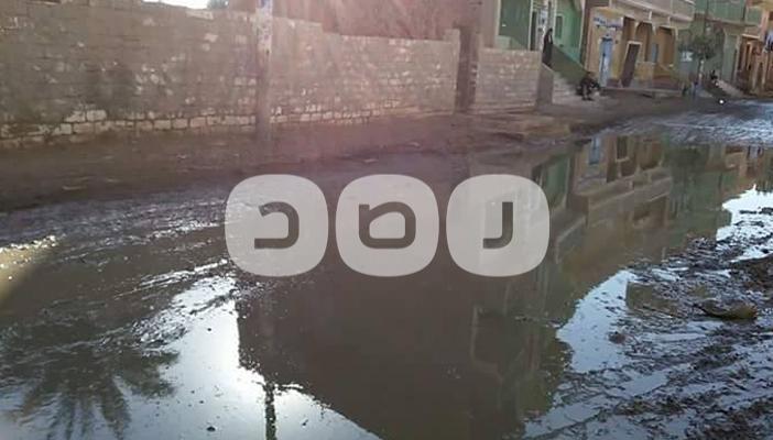 بالصور.. مياه الصرف الصحي تحاصر الأهالي بالفيوم وسط تقاعس المسؤولين