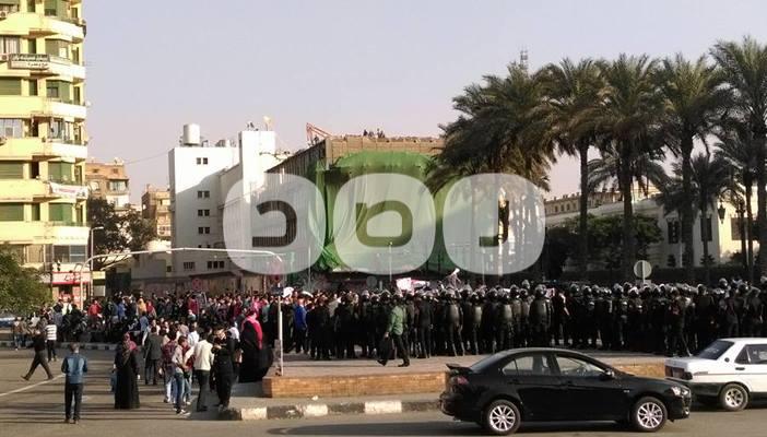 بالصور.. حملة الماجستير يتظاهرون بميدان التحرير وسط وجود أمني مكثف