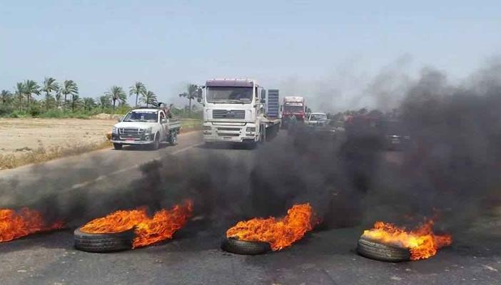 الأهالي يقطعون طريق قلين- كفر الشيخ احتجاجًا على عدم صلاحيته