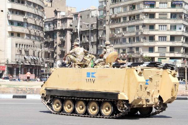 ضابط جيش يهدد مواطنًا بسلاحه: طظ في الشرطة العسكرية