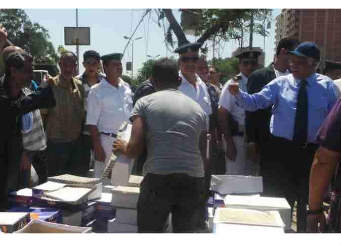 تواصل حملات إزالة الإشغالات والباعة الجائلين من شوارع القاهرة