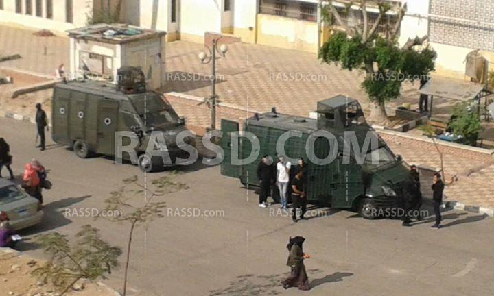 مدرعات الشرطة بأزهر بنات مدينة نصر تحسبًا لتظاهر الطالبات