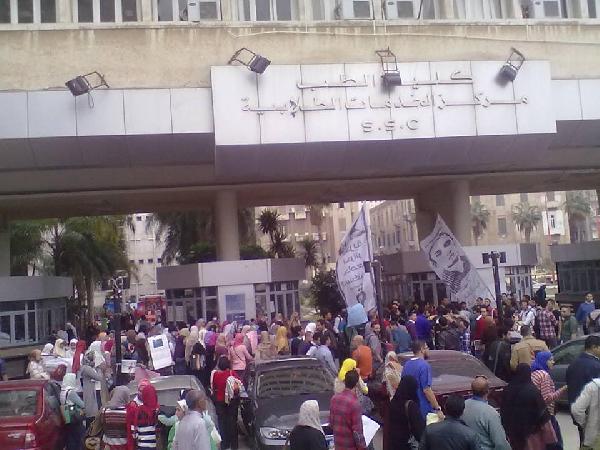 تظاهرة لطلاب المجمع الطبي تضامنا مع حرائرالأسكندرية