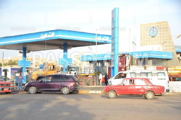 أزمة الوقود تتفاقم بالخارجة والطوابير تمتد كيلو متر أمام المحطات