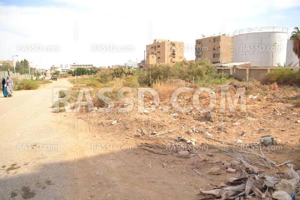 استياء طالبات المدينة الجامعية بالخارجة بسبب تردى الشارع الرئيسي