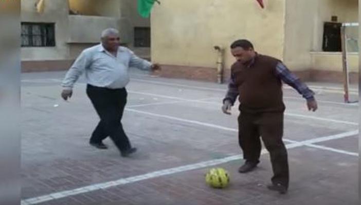 بعد عزوف الناخبين.. موظفو لجنة الجمالية يلعبون كرة القدم للتسلية