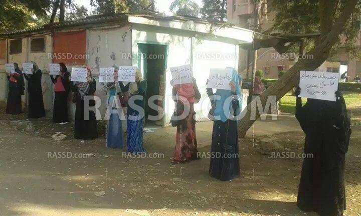 وقفة في جامعة بنها تطالب بالقصاص لشهداء الثورة