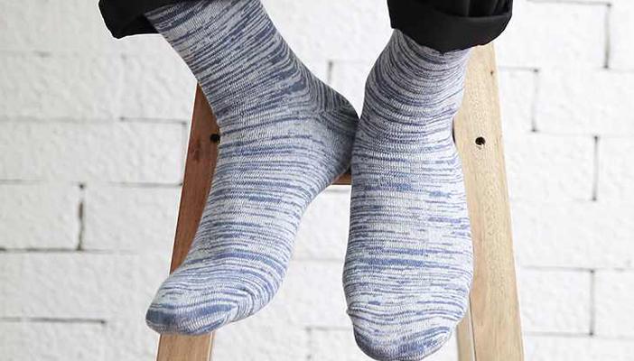 تعرَّف على فوائد ارتداء الجوارب في الشتاء