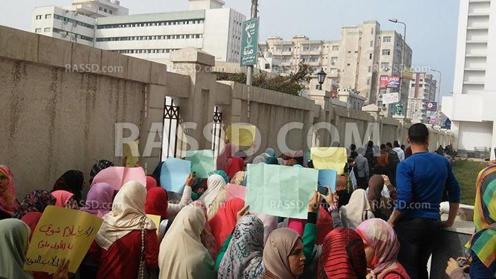 طلاب جامعة دمنهور يتظاهرون تنديدًا ببراءة مبارك