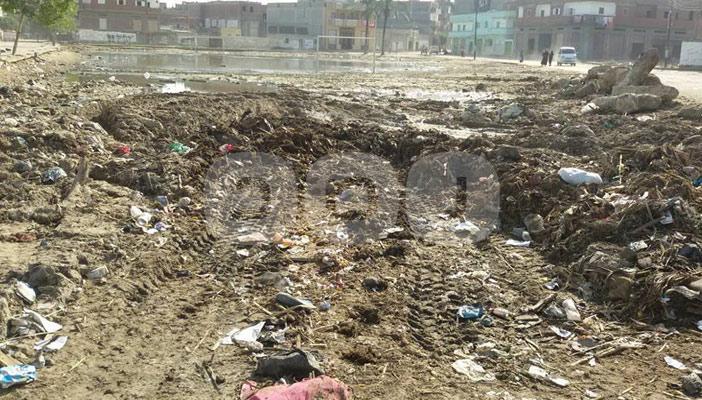 بالصور.. “ملعب الخاصة” بالبحيرة يتحول إلى مستنقع للأمراض والأوبئة