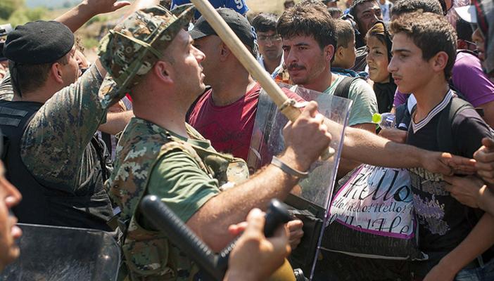 مواجهات بين الشرطة اليونانية و”مهاجرين” على الحدود المقدونية