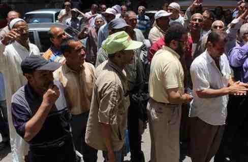 مؤقتو الزراعة يواصلون احتجاجهم تنديدًا بعدم الاستجابة لمطالبهم