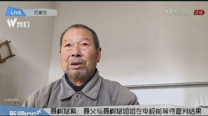 بالفيديو.. أب يبكي عقب براءة ابنه بعد 21 عامًا من إعدامه