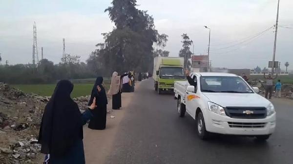 سلسلة بشرية بالزقازيق تنديدًا ببراءة “مبارك”