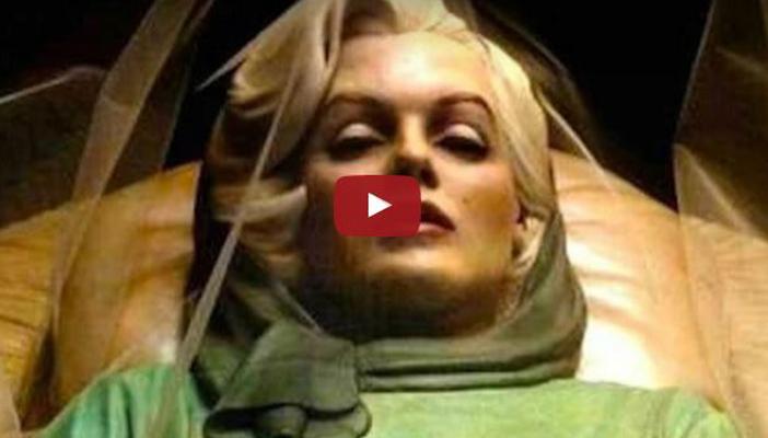 بالفيديو.. مشاهير العالم بعد وفاتهم داخل “النعش”