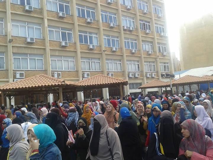 مسيرة بالمجمع النظرى تندد باعتقال الفتيات