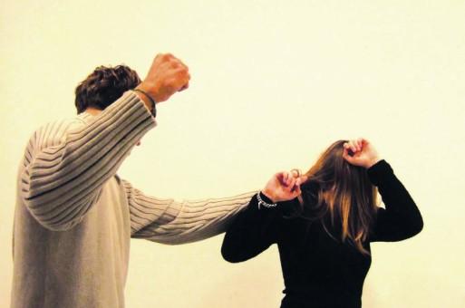 مقتل امرأة سقطت عليها سيدة ألقاها زوجها من الطابق الرابع