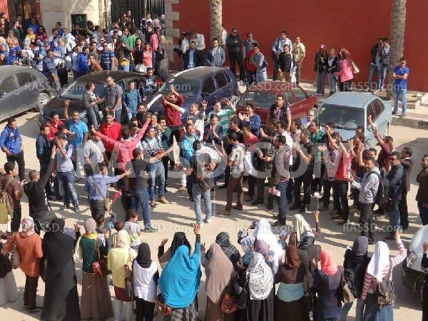 طلاب الجامعة الحديثة يتظاهرون ضد الانقلاب العسكري