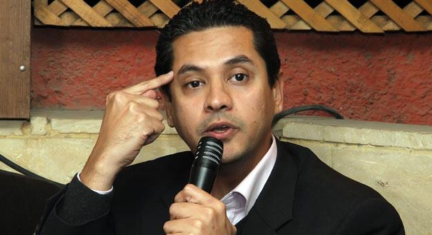 عبد الرحمن يوسف يوبخ “النور” و”بكار” على تويتر