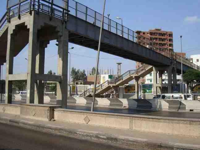 انهيار جزئي لكوبري مشاه بالقليوبية