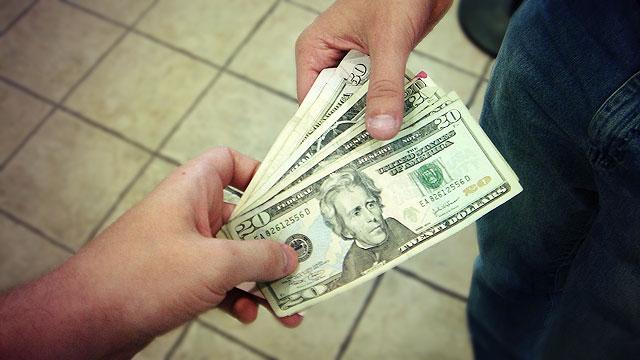 اليابانية  تؤجر من يمسح دموعها بـ 65 دولارًا.. تعرَّف على أغرب الصفقات