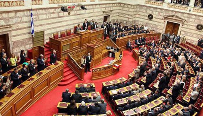 حكومة اليونان اليسارية تعتمد أول ميزانية بأغلبية ضئيلة