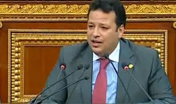 عزام لـ”محلب”: “هو أنت مسموح لك تعلق على الكرة فقط؟!”