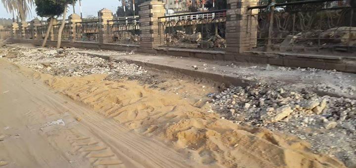 بالصور.. تكسير الأرصفة وتخريب الأسفلت بالدقهلية وأم راضي: بلد مبتفكرش