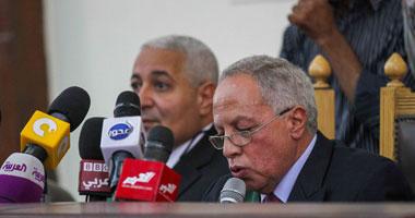 فيديو| قاضي إعدام قضية “مكتب الإرشاد” يخطئ في تلاوة آية قرآنية