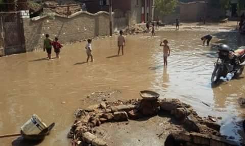 بالصور.. الصرف الصحي يغرق قرية بالفيوم وسط تجاهل المسؤولين