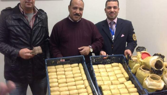 بالصور.. إحباط محاولة تهريب 2 مليون جنيه في عبوات “جبنة مش”