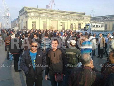 وقفة للعاملين بهيئة قناة السويس لحل أزمة الإسكان