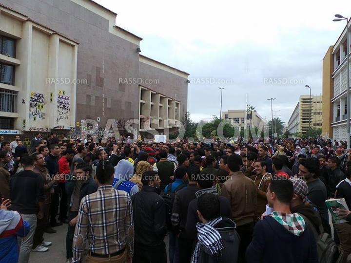 احتفالات بخروج فتيات “7 الصبح” في ساحة رابعة بهندسة المنصورة