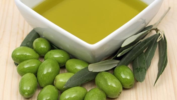 بطريقة بسيطة.. تعرَّف على زيت الزيتون الأصلي من المغشوش