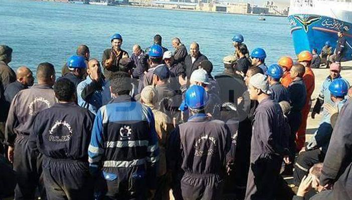 عمال شركات قناة السويس يضربون عن العمل بعد تجاهل مطالبهم