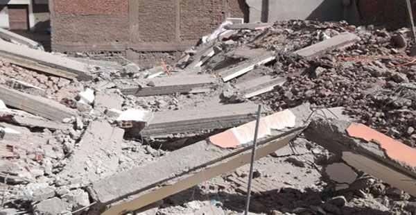 البحث عن سيدة مفقودة تحت أنقاض عقار شارع الترجمان المُنهار