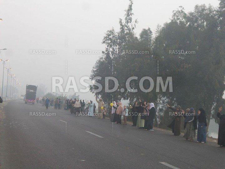 سلسلة بشرية صباحية على طريق “أجا القاهرة” تنديدًا بحكم العسكر
